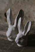Bild in Galerie-Betrachter laden, Hasenkopf aus Beton in Beige-Grau