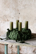 Bild in Galerie-Betrachter laden, VORBESTELLUNG// Adventskranz mit grünem Islandmoos und Ester und Erik Kerzen "olive glow"
