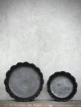 Bild in Galerie-Betrachter laden, Schwarze Keramikschale in zwei Größen