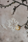 Bild in Galerie-Betrachter laden, Christbaumschmuck aus Perlen Schneeflocke 9cm in creme