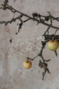Bild in Galerie-Betrachter laden, Christbaumschmuck aus Perlen Schneeflocke 9cm in creme