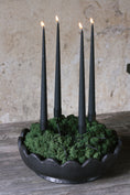 Bild in Galerie-Betrachter laden, VORBESTELLUNG// Adventskranz D28cm mit grünem Islandmoos und Ester und Erik Kerzen
