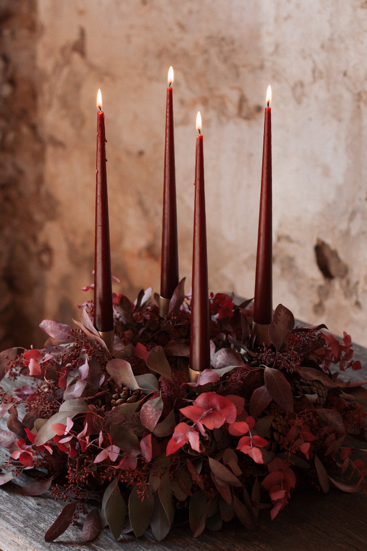 VORBESTELLUNG// Adventskranz in Bordeaxt und Ester & Ester und Erik Kerzen "44/2 deep Wine"