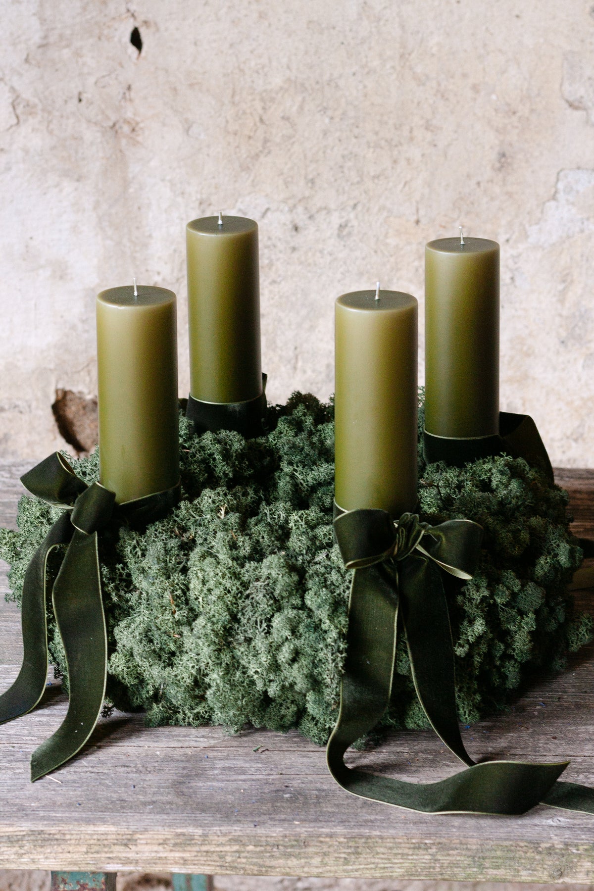 VORBESTELLUNG// Adventskranz mit grünem Islandmoos und Ester und Erik Kerzen "olive glow"