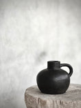 Bild in Galerie-Betrachter laden, schwere Keramikvase in Schwarz H19cm

