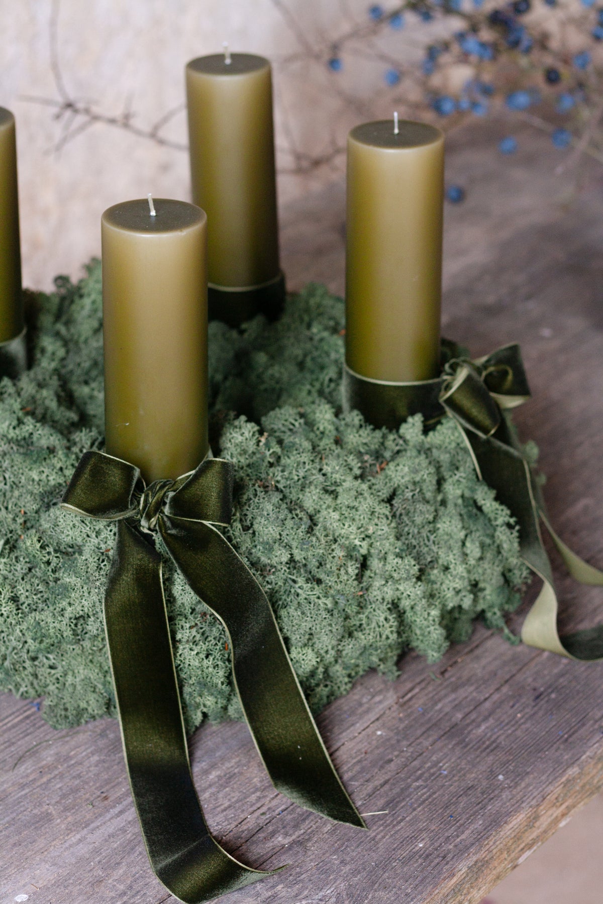 VORBESTELLUNG// Adventskranz mit grünem Islandmoos und Ester und Erik Kerzen "olive glow"