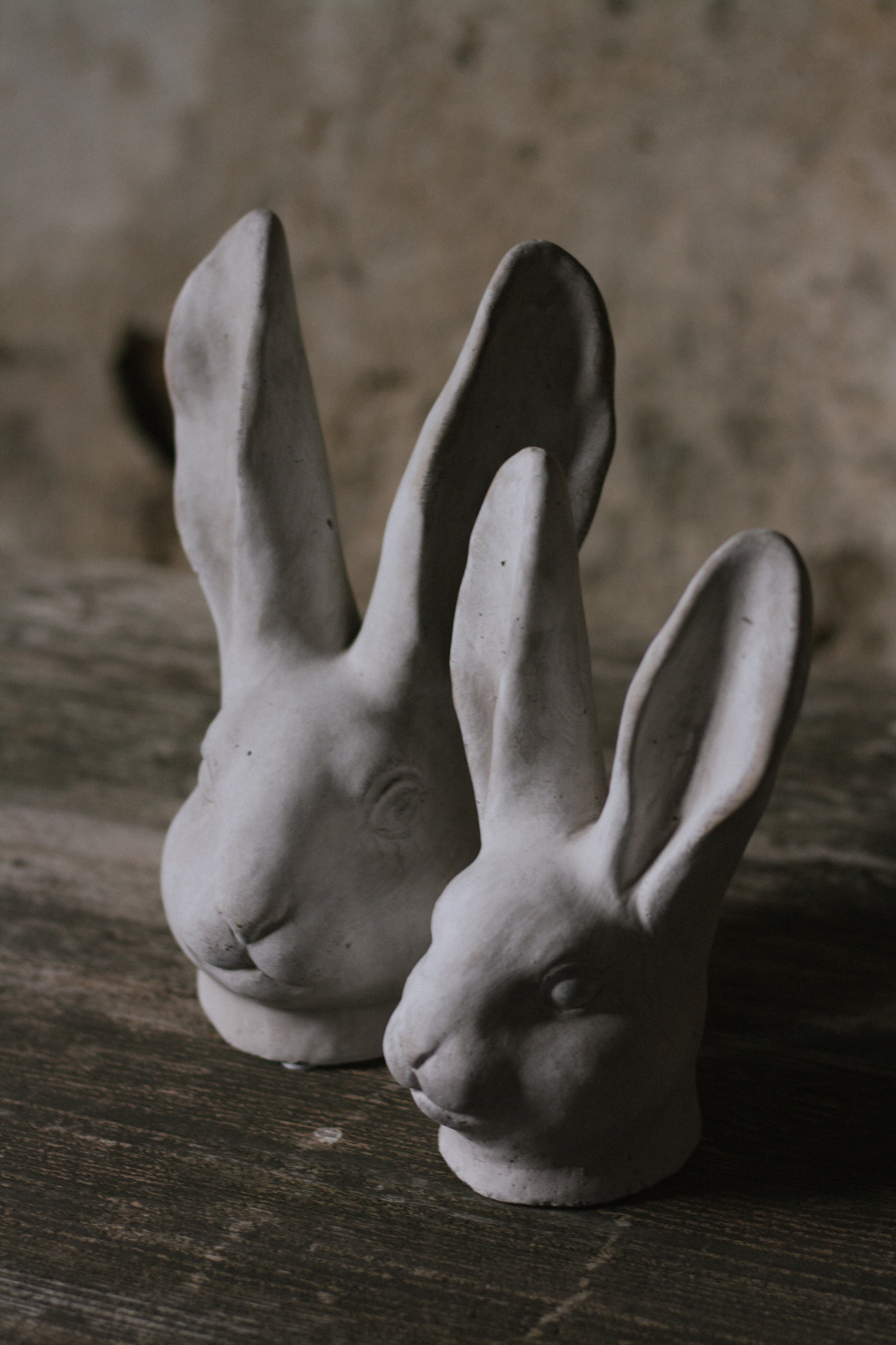 Hasenkopf aus Beton in Beige-Grau