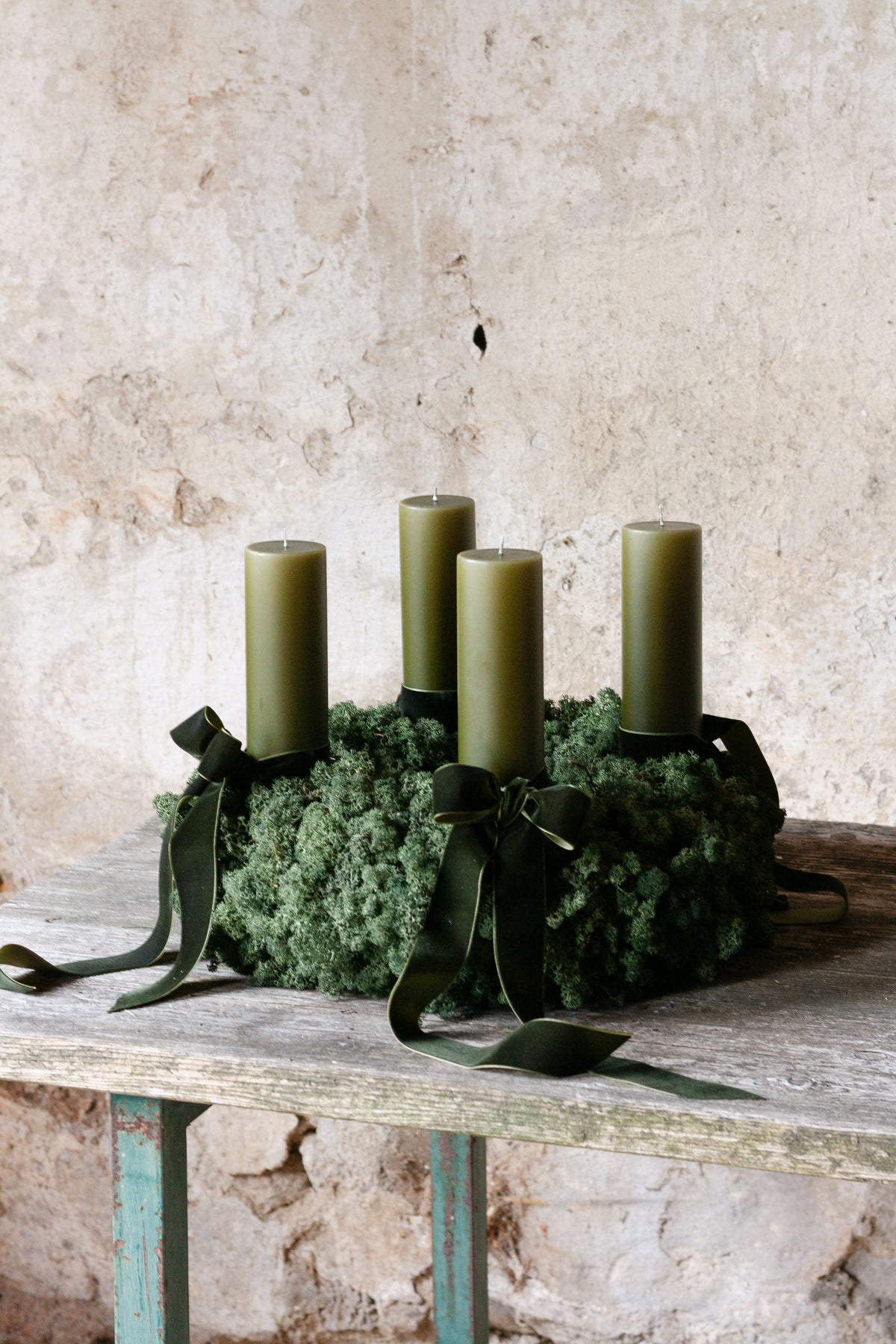 VORBESTELLUNG// Adventskranz mit grünem Islandmoos und Ester und Erik Kerzen "olive glow"
