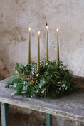 Bild in Galerie-Betrachter laden, VORBESTELLUNG// Adventskranz aus frischem Grün mit Ester & Erik Stabkerzen, Durchmesser ca. 40cm
