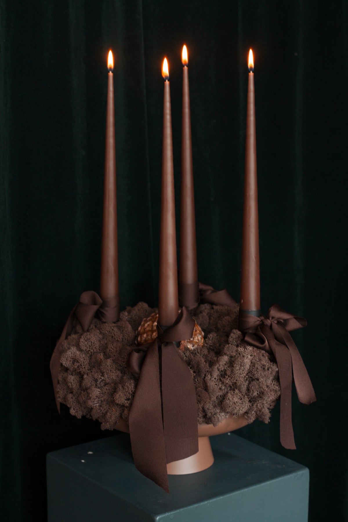 VORBESTELLUNG// Adventskranz D25cm mit braunem Islandmoos und Ester und Erik Kerzen inkl. Tablett