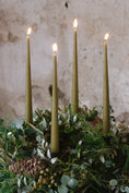Bild in Galerie-Betrachter laden, VORBESTELLUNG// Adventskranz aus frischem Grün mit Ester & Erik Stabkerzen, Durchmesser ca. 40cm
