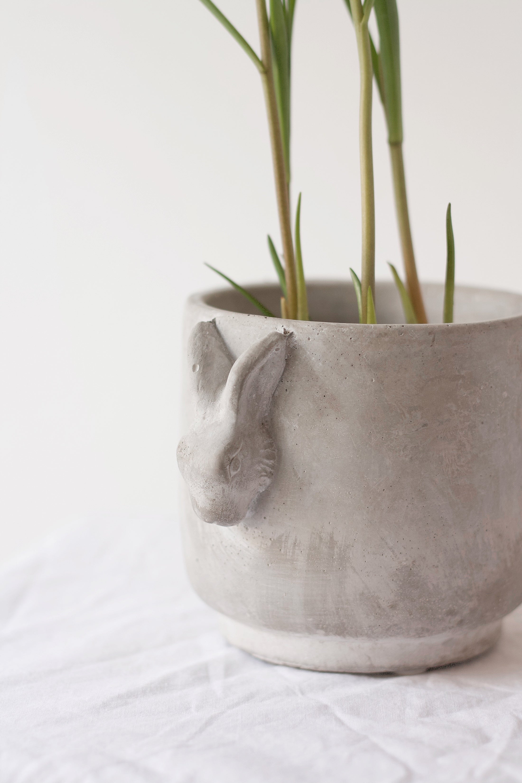 Wikholm Form Übertopf mit Hasenornament, Zement 13x10cm