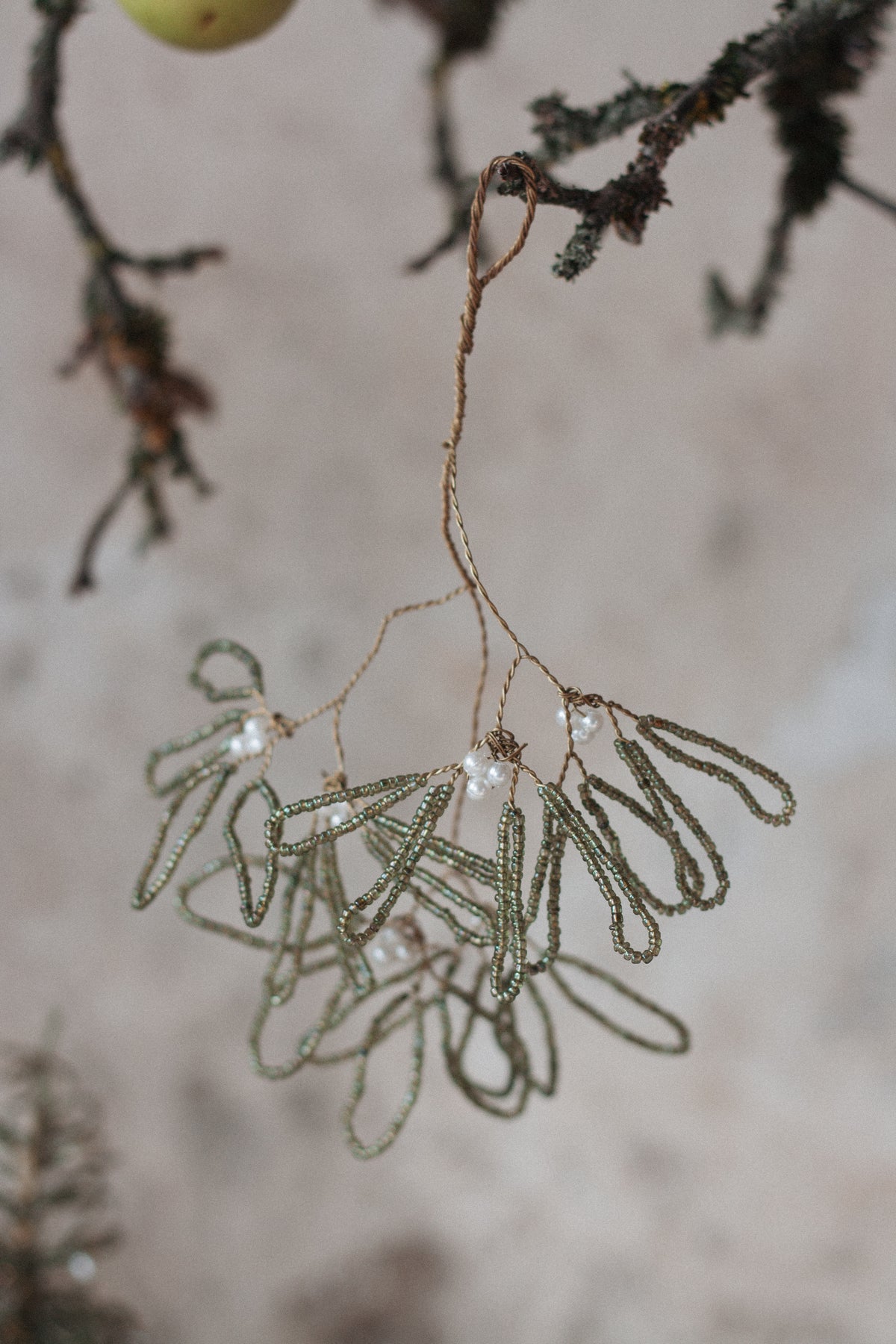 Christbaumschmuck aus Perlen Mistelzweig 24cm in Grün