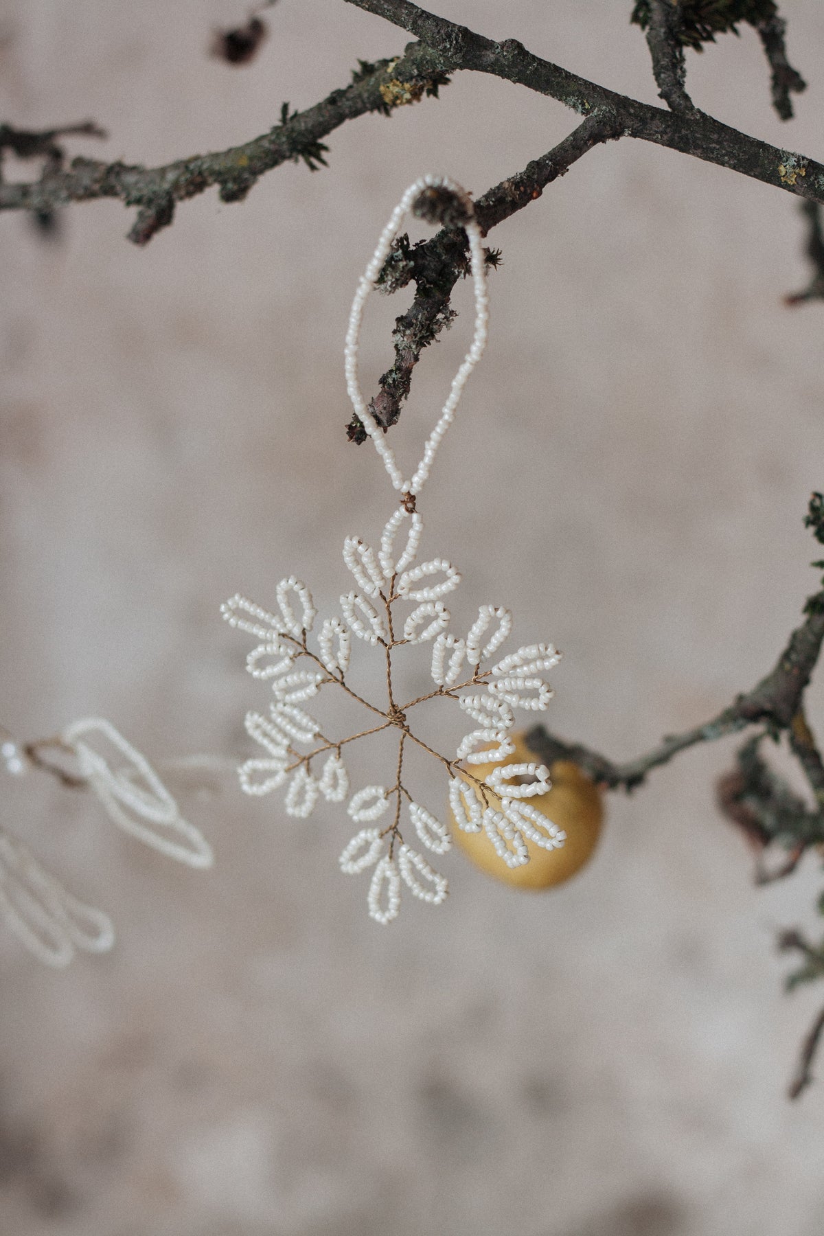 Christbaumschmuck aus Perlen Schneeflocke 9cm in creme