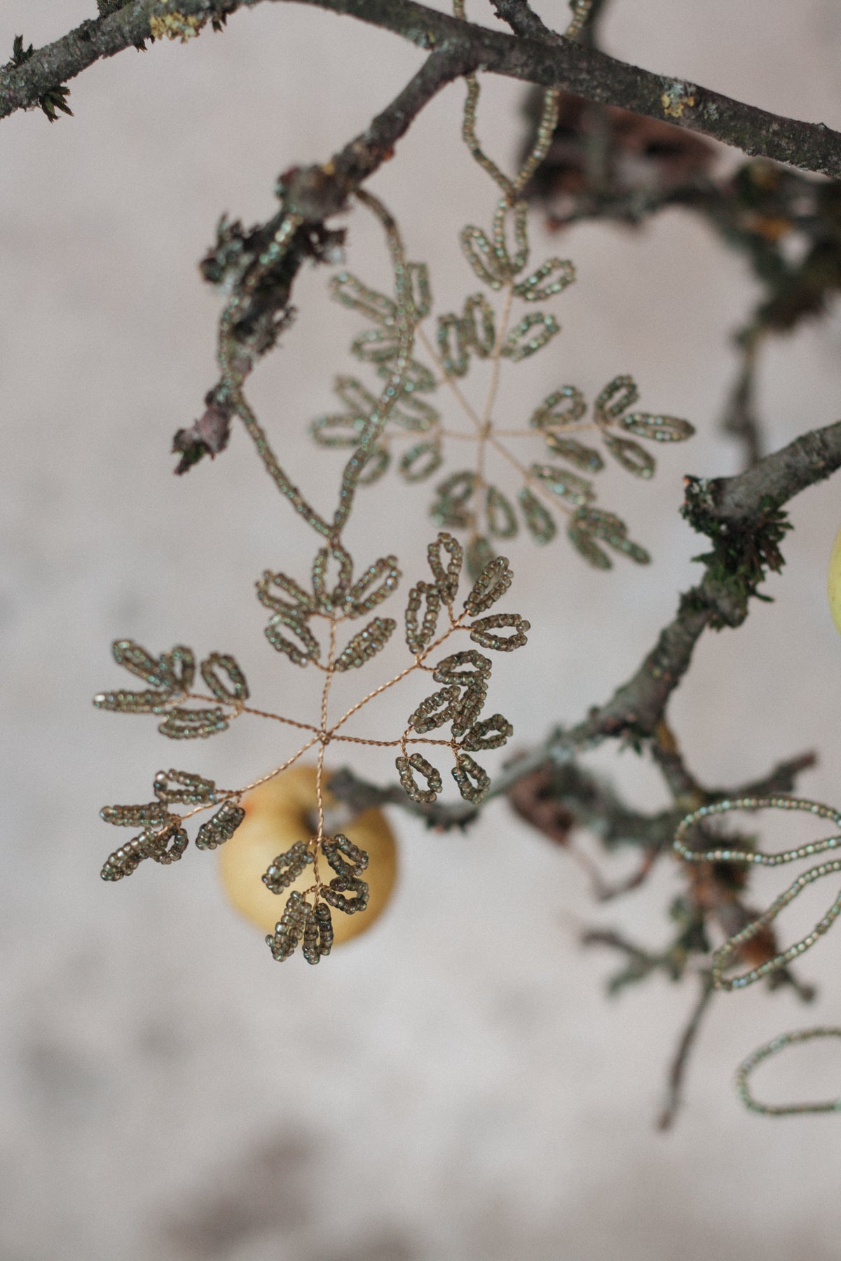 Christbaumschmuck aus Perlen Schneeflocke 9cm in Grün