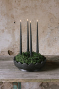 Bild in Galerie-Betrachter laden, VORBESTELLUNG// Adventskranz D28cm mit grünem Islandmoos und Ester und Erik Kerzen
