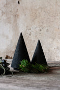 Bild in Galerie-Betrachter laden, Lübech living //Papier Baum Weihnachtsschmuck in zwei Farben H16cm H13cm
