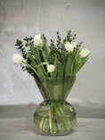 Bild in Galerie-Betrachter laden, durchgefärbte Glasvase D17cm H 23cm Tulpenvase
