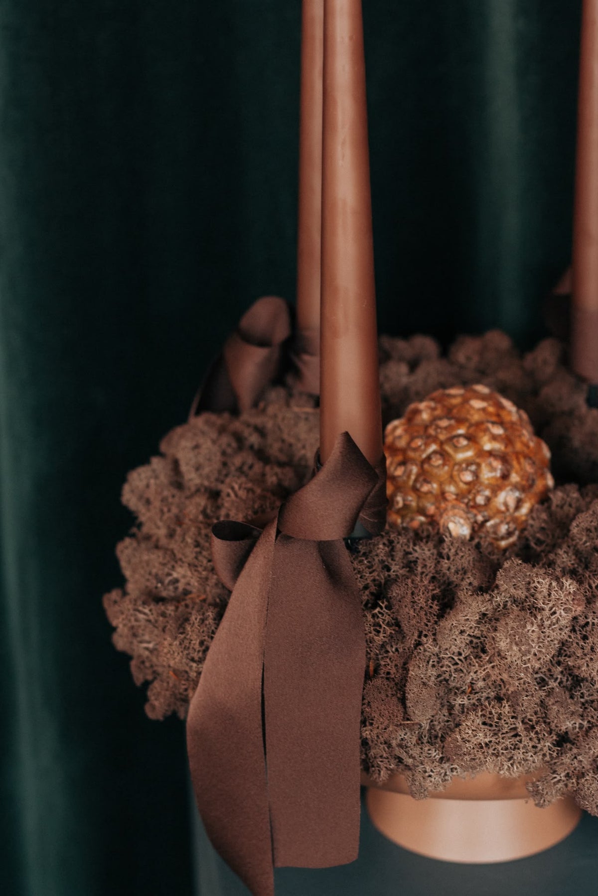 VORBESTELLUNG// Adventskranz D25cm mit braunem Islandmoos und Ester und Erik Kerzen inkl. Tablett