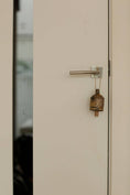 Bild in Galerie-Betrachter laden, Glocke aus Eisen in atikem Look 9cm
