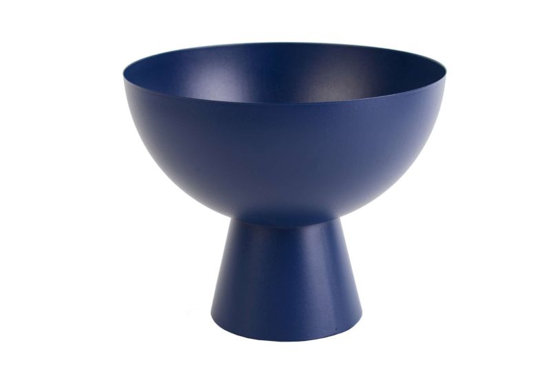 Übertopf Pokal aus Metall auf Fuß in Blau